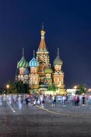 la place rouge de moscou et la cathédrale saint-basile à moscou, en russie la nuit. photo