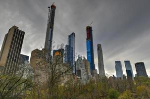 gratte-ciel le long de Central Park South. également connu sous le nom de rangée de milliardaires à new york. photo