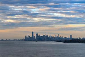 vue panoramique du centre-ville de manhattan à new york au coucher du soleil depuis staten island, ny. photo