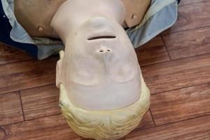 le mannequin humain se trouve sur le sol pendant la formation aux premiers secours - réanimation cardiopulmonaire. cours de secourisme sur mannequin cpr, concept de formation en secourisme cpr photo