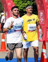 new delhi, inde - 16 octobre 2022 - course de semi-marathon vedanta delhi après covid dans laquelle les participants au marathon sont sur le point de franchir la ligne d'arrivée, semi-marathon de delhi 2022 photo