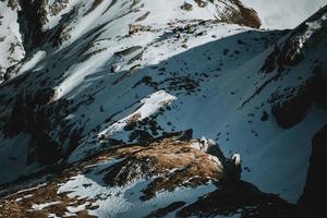 beauté de la lumière dorée du soleil de l'après-midi dans un paysage d'alpes italiennes enneigées même au printemps photo