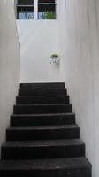 escalier menant à une pièce vide et solitaire photo