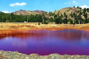 la rivière sak-yelga près de la ville de karabash, région de chelyabinsk, russie. l'un des endroits les plus pollués au monde. photo