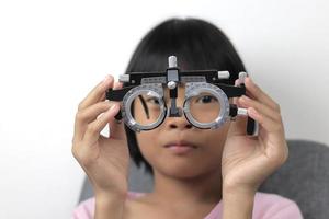 fille tenant des lunettes à monture d'essai photo