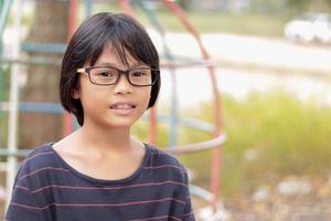 portrait d'enfant portant des lunettes photo