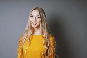 adolescente avec de très longs cheveux blonds et un sourire rayonnant photo