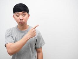 un homme asiatique sans sommeil se sent essayé pointer du doigt l'espace de copie photo