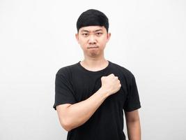 visage confiant d'homme asiatique a frappé le coup de poing sur son portrait de poitrine photo