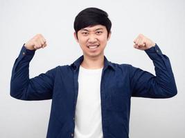 homme asiatique montrer muscles gai visage regarder homme d'affaires fond blanc portrait photo