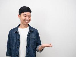 chemise jean homme sourire nad regardant la main vide jusqu'à l'espace de copie photo