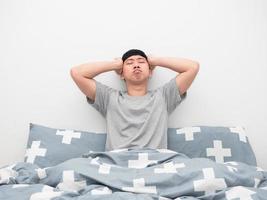 l'homme se réveille le matin en se sentant mal à la tête fond blanc photo