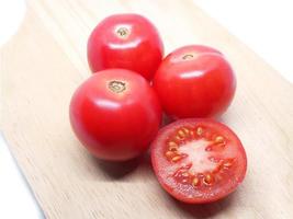 Fraîcheur tranche de tomate prune sur planche à découper en bois ombre de la nature