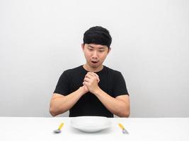 homme se sentant heureux et regardant un plat avec des couverts sur la table photo