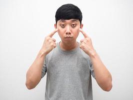 homme asiatique pointant du doigt sans sommeil au cercle sombre sous ses yeux photo