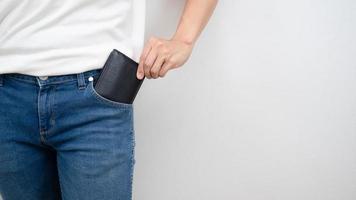 Close up man hand pick up wallet hors de la poche de jean fond blanc copie espace crop shot photo
