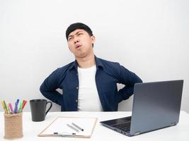employé de sexe masculin assis au bureau en milieu de travail geste concept de syndrome de bureau de maux de tête photo