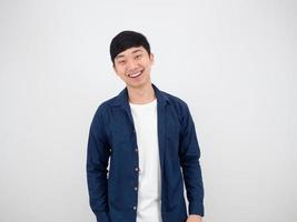 Cheerful asian man rire se sentir heureux sur fond blanc photo