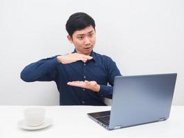 geste de l'homme expliquer le travail avec un ordinateur portable et une tasse de café sur la table appel vidéo travail à domicile concept photo