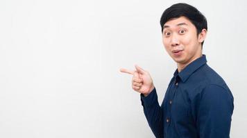 homme asiatique excité et pointer du doigt l'espace de copie fond blanc photo