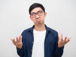 homme asiatique portant des lunettes se sentant ennuyé montrer la main vers le haut fond blanc photo