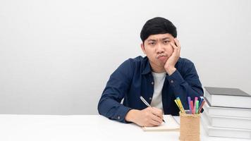 homme assis et travaillant sur la table se sentant sérieux espace de copie photo