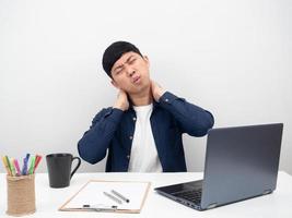 homme assis au bureau en milieu de travail geste douleur au cou concept de syndrome de bureau photo