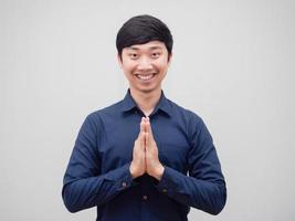 L'homme thaïlandais prie le respect avec un sourire heureux face portrait fond blanc photo
