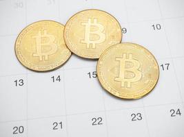 gros plan trois bitcoins d'or sur le calendrier photo