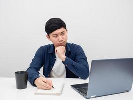 homme écrivant et travaillant sur le lieu de travail au bureau émotion sérieuse photo