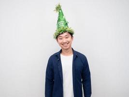 homme portant un chapeau vert heureux sourire émotion fond blanc photo