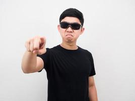 homme asiatique portant des lunettes de soleil visage en colère pointer du doigt vers vous fond blanc photo
