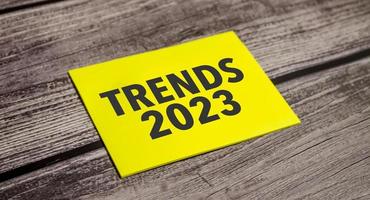 tendances 2023 texte sur papier d'affaires sur table de bureau photo