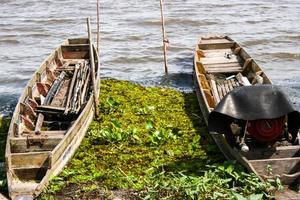 vieux bateau de pêcheur en bois dans le lac du sud de la thaïlande et voyage photo