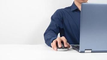 main d'homme travaillant avec un ordinateur portable sur l'espace de copie de table photo