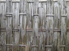 un mur traditionnel en bambou tressé de forme abstraite avec un motif de lignes verticales et horizontales photo
