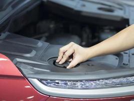 vérification manuelle de l'équipement du moteur intérieur de la voiture photo