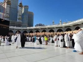 mecque, arabie saoudite, décembre 2022 - des pèlerins du monde entier exécutent le tawaf à masjid al haram à la mecque. photo