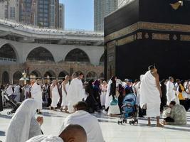 mecque, arabie saoudite, décembre 2022 - des pèlerins du monde entier exécutent le tawaf à masjid al haram à la mecque. photo