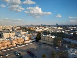 belle ligne d'horizon diurne de la ville de jeddah, la deuxième plus grande ville d'arabie saoudite. photo