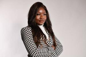 femme entrepreneure. fille d'affaires afro souriant à la caméra photo