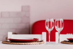 dîner romantique à la maison dans la cuisine. mise en place pour la saint valentin ou le mariage de célébration de la date du dîner. photo