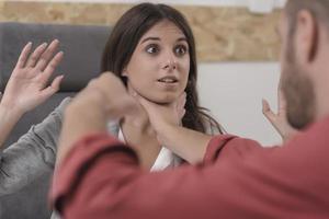 collègues émotifs se battant au bureau. conflit au travail photo