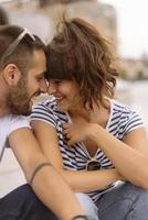 couple de touristes s'amusant à marcher dans la rue de la ville en vacances - amis heureux riant ensemble en vacances - concept de personnes et de vacances photo