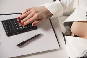 une femme gestionnaire travaille sur un ordinateur portable dans un bureau moderne. photo