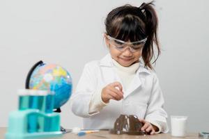 concept d'éducation, de science, de chimie et d'enfants - enfants ou étudiants avec expérience de fabrication de tubes à essai au laboratoire de l'école photo