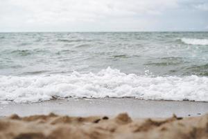 plage de sable sur la mer baltique dans une tempête photo