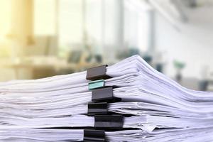 des piles de papiers sur le bureau du bureau. bureau photo