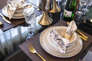 cadre de table à manger de luxe pour un repas spécial photo