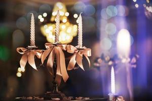 chandeliers avec des bougies dans la salle de bal photo